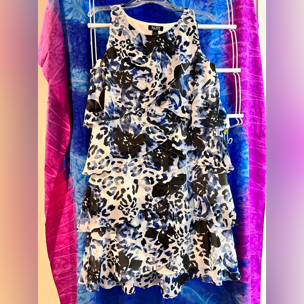 SLNY Women’s sleeveless tiered dress. Size 8.